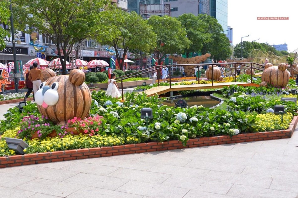 Trong sắc hoa tươi mới xoa dịu những ngày u ám đã qua