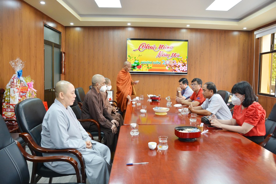 Hòa thượng Thạch Hà đại diện đoàn chúc Tết các cơ quan