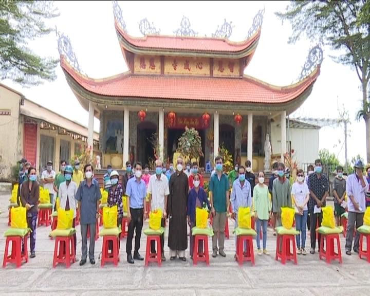 Thượng tọa Thích Thiện Quý tổ chức trao tặng tổng cộng 500 phần quà Thượng tọa Thích Thiện Quý tổ chức trao tặng tổng cộng 500 phần quà