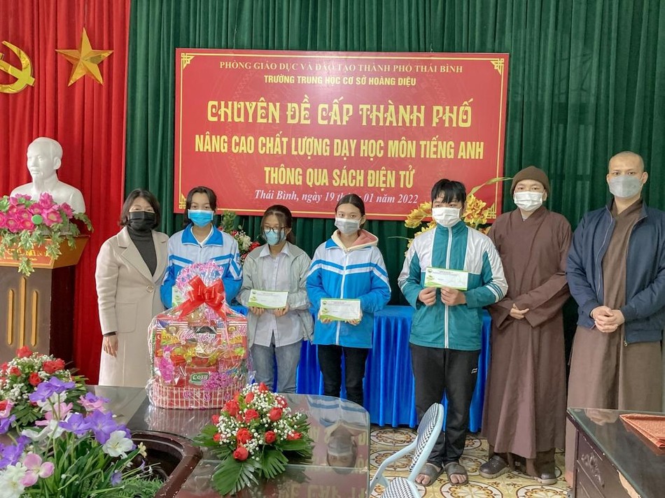 Chùa Từ Xuyên tặng quà Tết tại trường THCS Hoàng Diệu Chùa Từ Xuyên tặng quà Tết tại trường THCS Hoàng Diệu