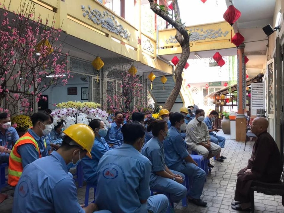 Ni trưởng mời các công nhân đến chùa tặng quà gồm gạo, lịch Tết, lì-xì năm mới Ni trưởng mời các công nhân đến chùa tặng quà gồm gạo, lịch Tết, lì-xì năm mới