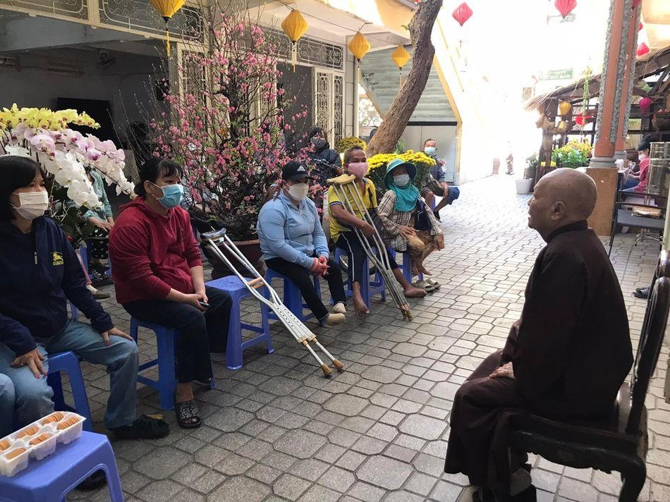 Thăm hỏi anh em khuyết tật khó khăn Thăm hỏi anh em khuyết tật khó khăn