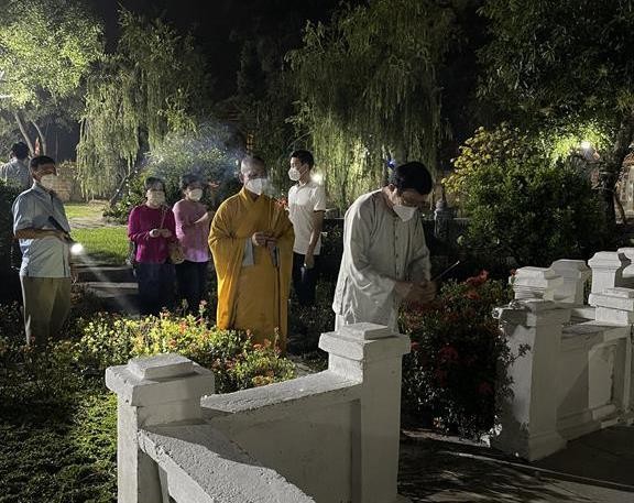 Niêm hương trong giờ phút thiêng liêng đầu năm mới Niêm hương trong giờ phút thiêng liêng đầu năm mới