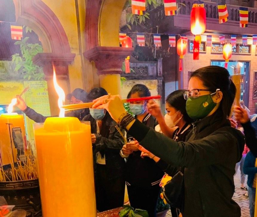 Phật tử về chùa đêm giao thừa cầu nguyện cho gia đình năm mới sức khỏe