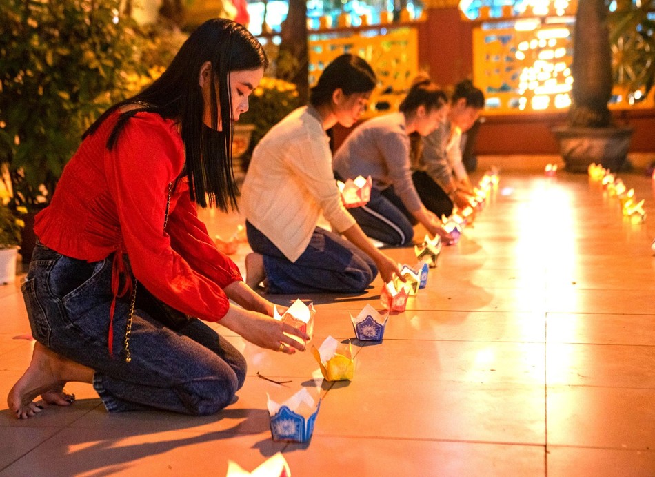 Phật tử chùa Tam Bảo và các sinh viên Lào làm lễ thắp nến hoa đăng Phật tử chùa Tam Bảo và các sinh viên Lào làm lễ thắp nến hoa đăng