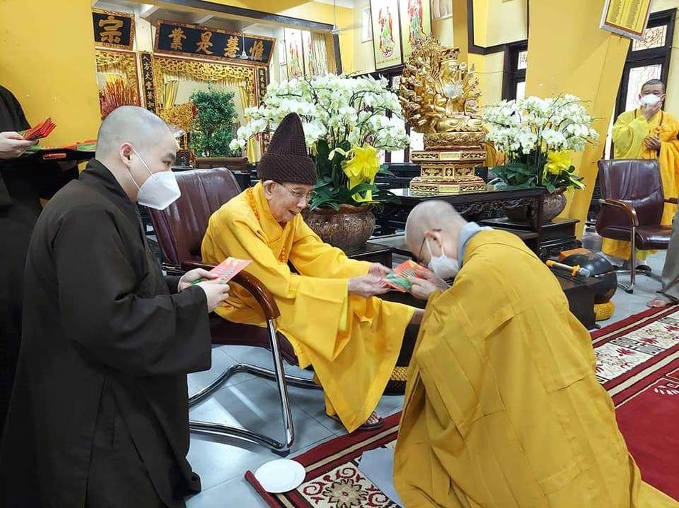 Trưởng lão Hòa thượng trao lộc mừng năm mới Trưởng lão Hòa thượng trao lộc mừng năm mới
