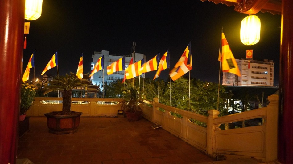 Đầu năm người dân đi chùa không đơn thuần là cầu an mà khi đến đây, mọi người cảm thấy mình nhẹ nhàng, bình an Đầu năm người dân đi chùa không đơn thuần là cầu an mà khi đến đây, mọi người cảm thấy mình nhẹ nhàng, bình an