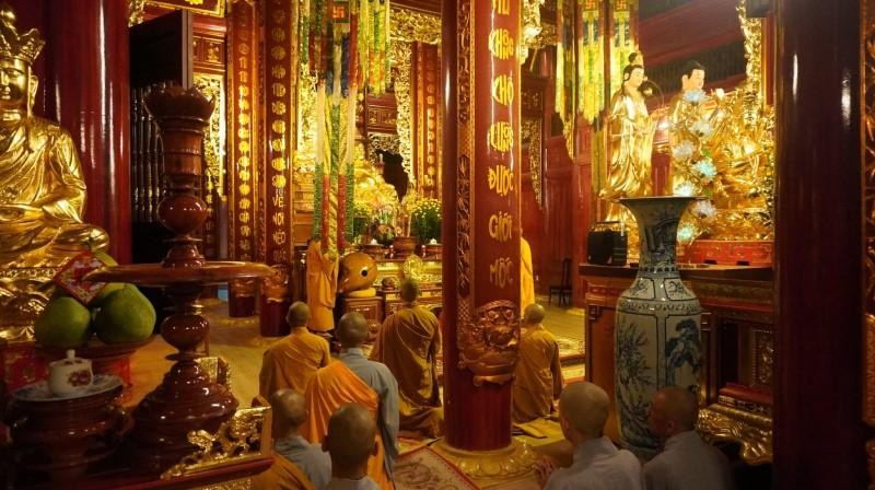 Chư tôn đức chùa Huệ Chiếu trang nghiêm lễ cúng đầu năm nguyện cầu một năm mới bình an Chư tôn đức chùa Huệ Chiếu trang nghiêm lễ cúng đầu năm nguyện cầu một năm mới bình an