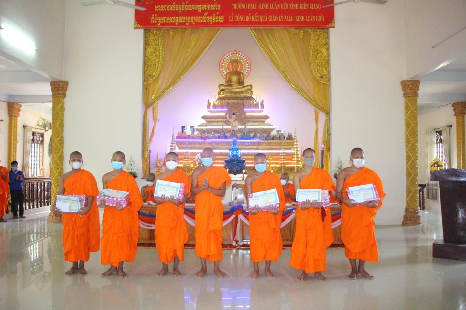 Tăng sinh nhận bằng tốt nghiệp Tăng sinh nhận bằng tốt nghiệp