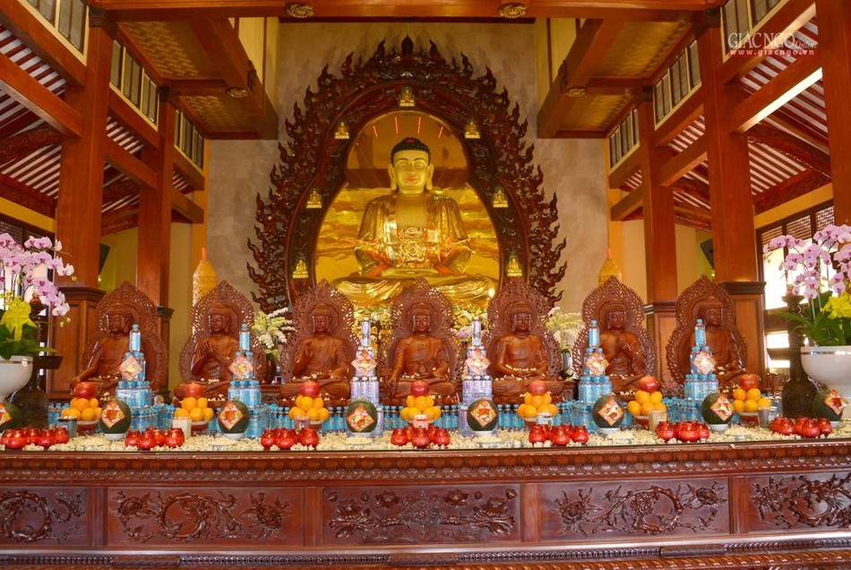 Chư Phật Dược Sư tại chánh điện Việt Nam Quốc Tự Chư Phật Dược Sư tại chánh điện Việt Nam Quốc Tự