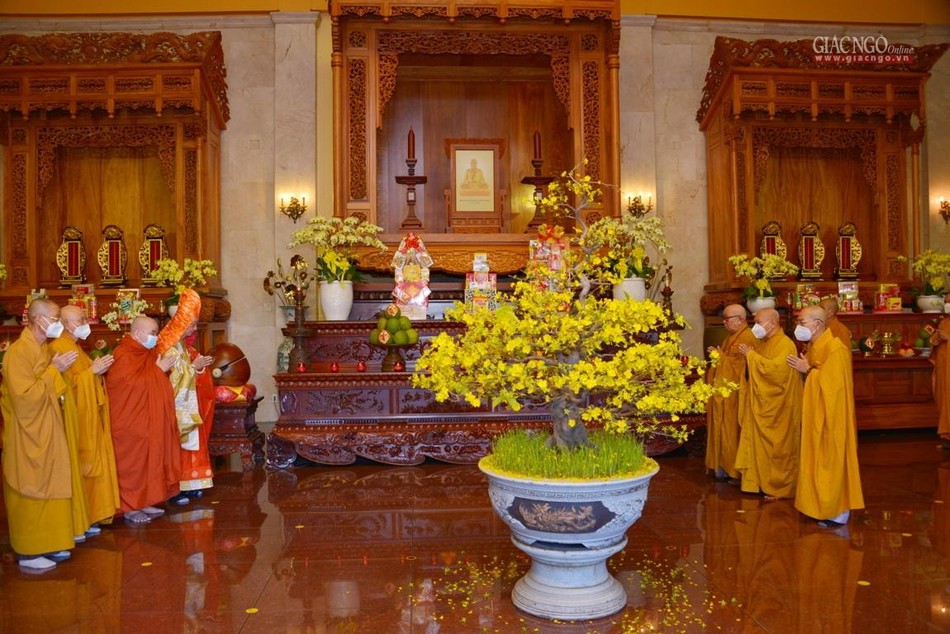 Đảnh lễ chư Tổ tại Tổ đường Việt Nam Quốc Tự Đảnh lễ chư Tổ tại Tổ đường Việt Nam Quốc Tự