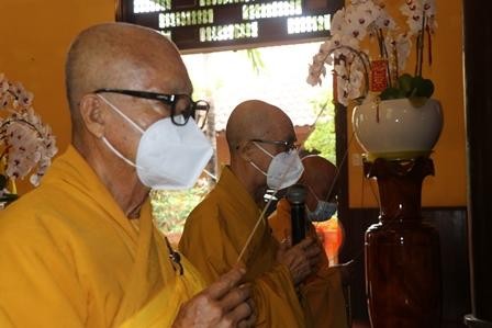 Chư tôn đức Ban Trị sự Phật giáo TP.HCM niêm hương tưởng niệm Chư tôn đức Ban Trị sự Phật giáo TP.HCM niêm hương tưởng niệm