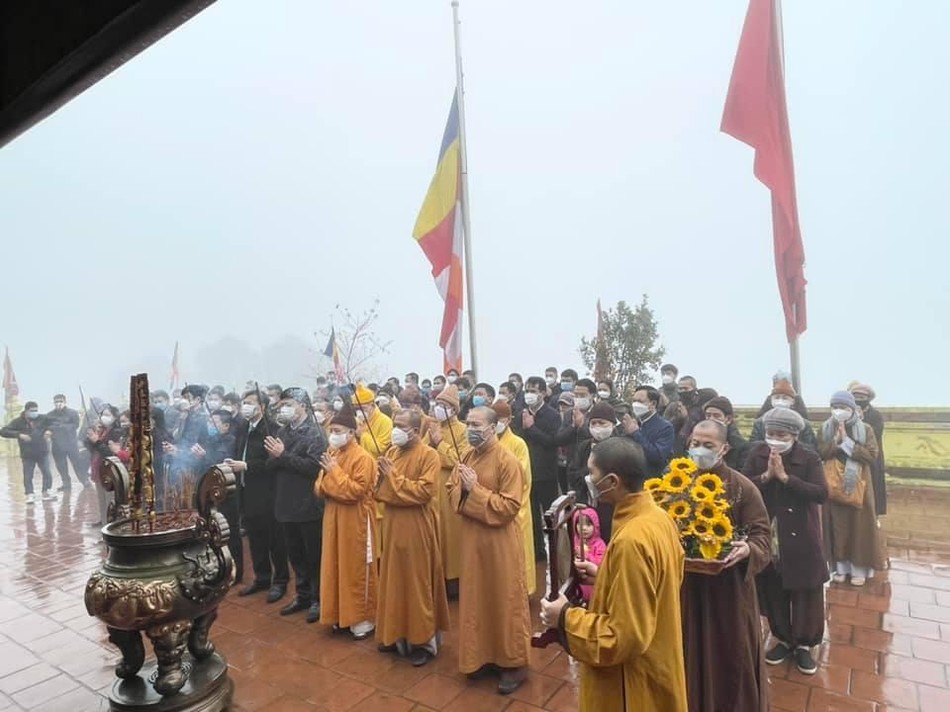 Chư tôn đức và lãnh đạo dâng hương Chư tôn đức và lãnh đạo dâng hương