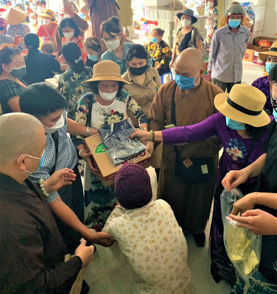Chùa Phước Duyên, tại TP.HCM trao quà đến người mù nghèo tại TP.Nha Trang Chùa Phước Duyên, tại TP.HCM trao quà đến người mù nghèo tại TP.Nha Trang
