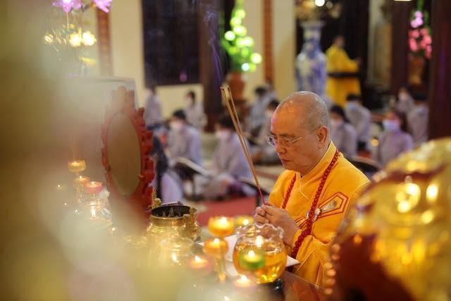 Hòa thượng Thích Huệ niêm hương bạch Phật Hòa thượng Thích Huệ niêm hương bạch Phật