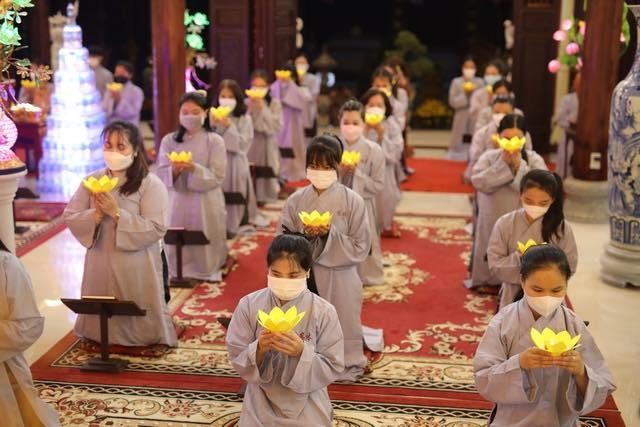 Phật tử cầu nguyện bình an đầu năm mới Phật tử cầu nguyện bình an đầu năm mới