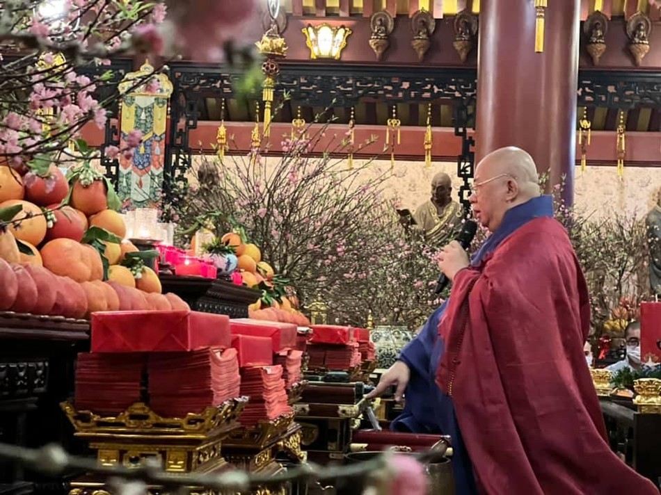 Thượng tọa Thích Đồng Văn hướng dẫn khóa lễ kỳ an tại chùa Viên Giác