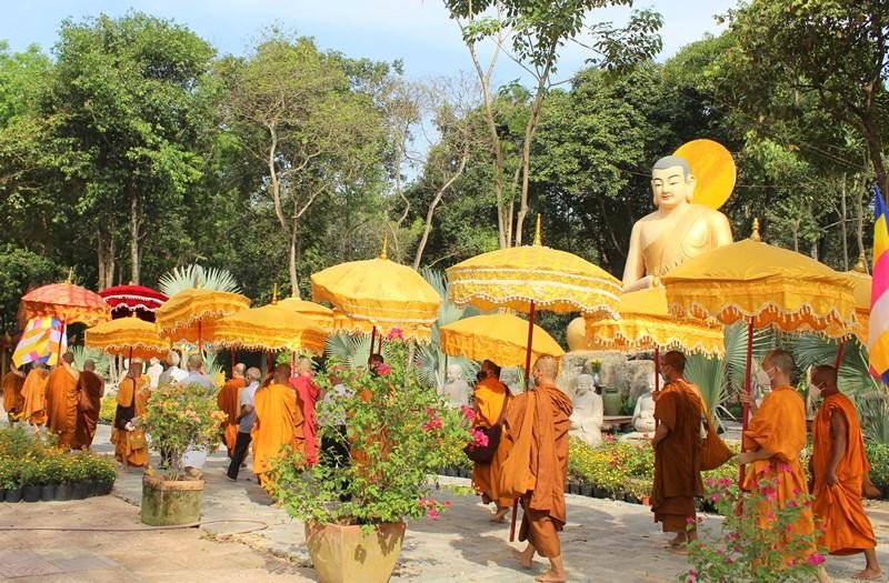 Chư Tăng nhiễu tháp Hòa thượng Giới Nghiêm Chư Tăng nhiễu tháp Hòa thượng Giới Nghiêm