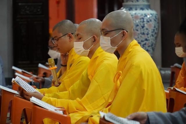 Chư Tăng trì tụng kinh Dược sư Chư Tăng trì tụng kinh Dược sư