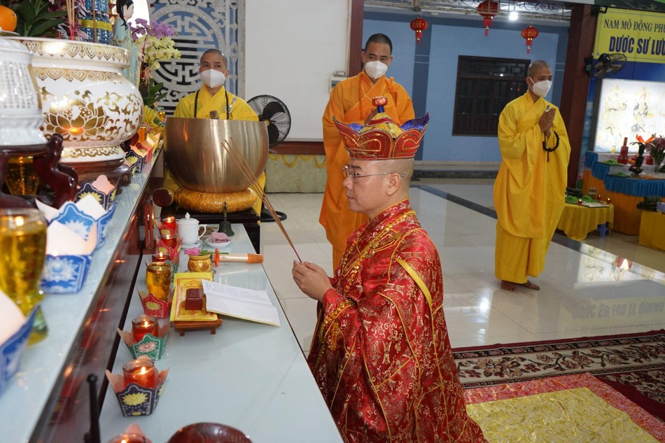 Thượng tọa Thích Thông Đạo niêm hương khai đàn Pháp hội Dược Sư Thượng tọa Thích Thông Đạo niêm hương khai đàn Pháp hội Dược Sư