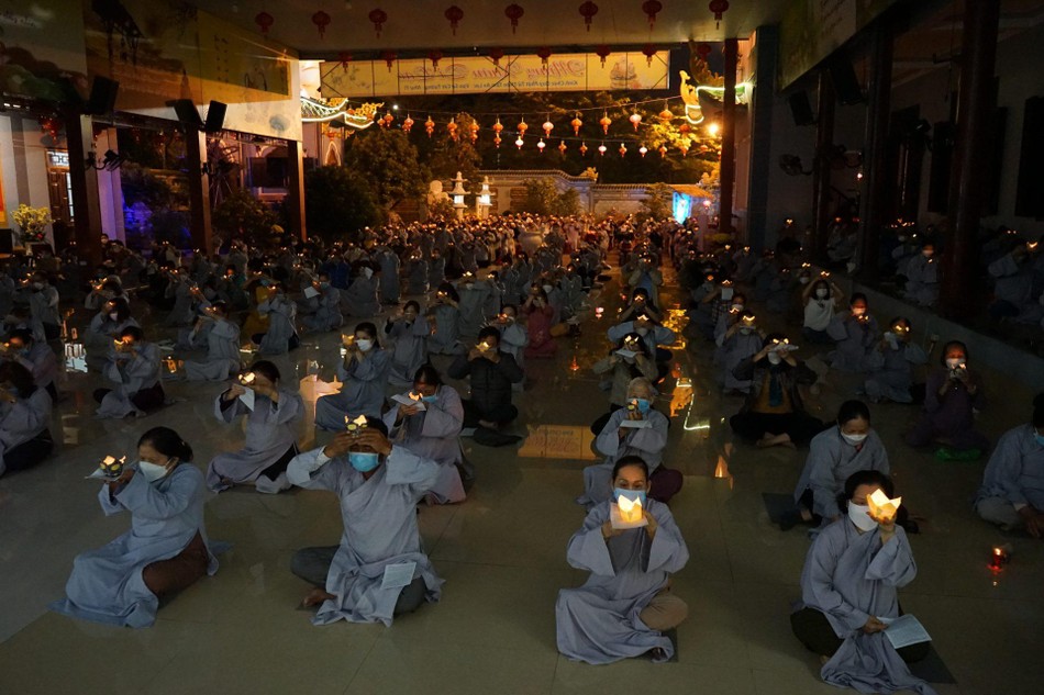 Đạo tràng trang nghiêm thắp nến cầu nguyện mọi sự bình an Đạo tràng trang nghiêm thắp nến cầu nguyện mọi sự bình an