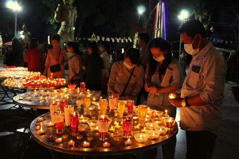 Phật tử về thiền viện tham gia lễ cúng đèn đầu năm Phật tử về thiền viện tham gia lễ cúng đèn đầu năm