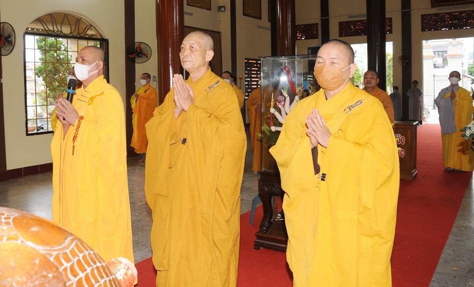 Chư tôn đức dâng nén tâm hương tưởng niệm Chư tôn đức dâng nén tâm hương tưởng niệm