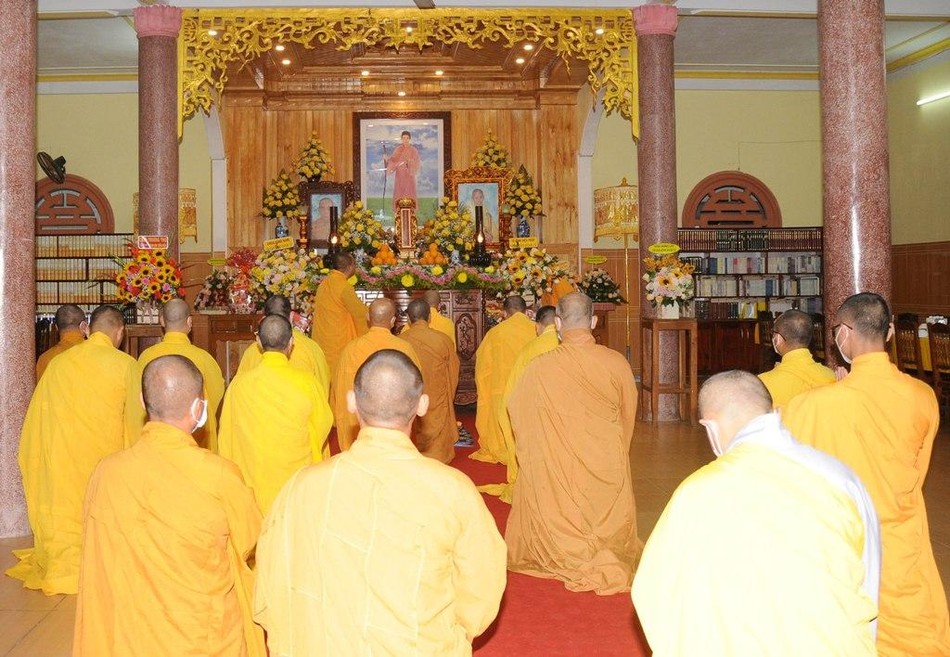 Chư tôn đức dâng hương đảnh lễ cố Trưởng lão Hòa thượng tại Giác linh đường Chư tôn đức dâng hương đảnh lễ cố Trưởng lão Hòa thượng tại Giác linh đường