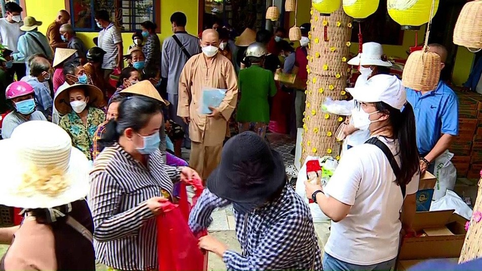 Bà con đến chùa Phước Nguyên nhận quà Bà con đến chùa Phước Nguyên nhận quà