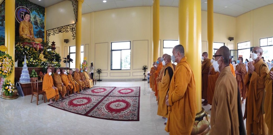 Chư tôn đức Giáo đoàn VI đảnh lễ chư tôn đức chứng minh tại lễ an vị Chư tôn đức Giáo đoàn VI đảnh lễ chư tôn đức chứng minh tại lễ an vị