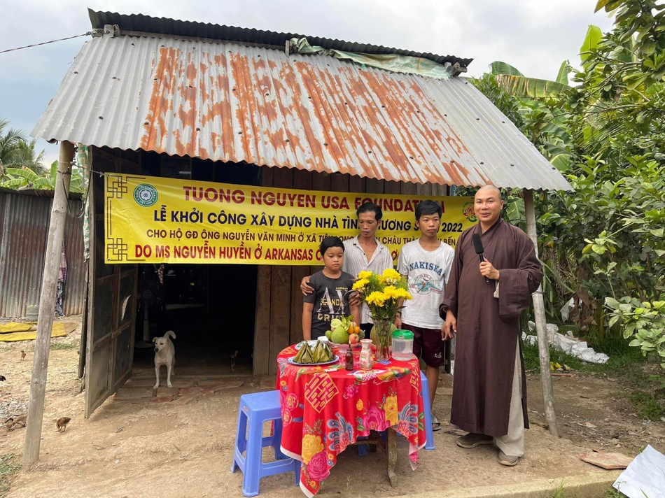 Lễ khởi công xây nhà tình thương cho hộ nghèo tại Bến Tre - Ảnh: TN Lễ khởi công xây nhà tình thương cho hộ nghèo tại Bến Tre - Ảnh: TN
