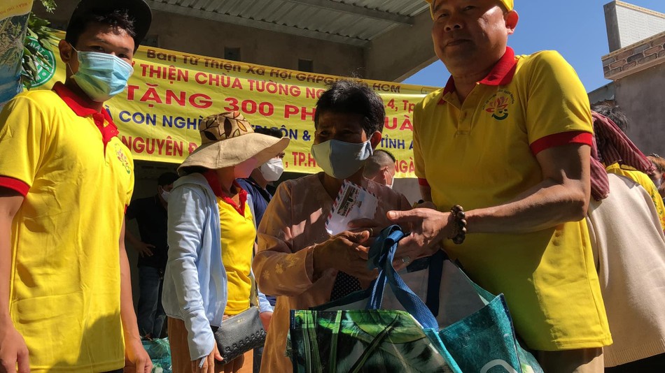 Trao quà đến những gia đình khó khăn - Ảnh: TN Trao quà đến những gia đình khó khăn - Ảnh: TN