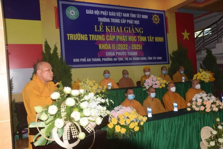 Đại đức Thích Thiện Thức phát biểu chúc mừng Tăng Ni sinh của trường Đại đức Thích Thiện Thức phát biểu chúc mừng Tăng Ni sinh của trường