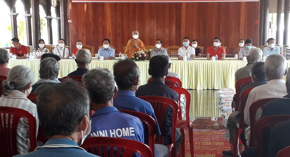 Sư cô Thích nữ Như Liên, trụ trì tịnh xá Ngọc Châu Như chia sẻ với bà con khó khăn Sư cô Thích nữ Như Liên, trụ trì tịnh xá Ngọc Châu Như chia sẻ với bà con khó khăn