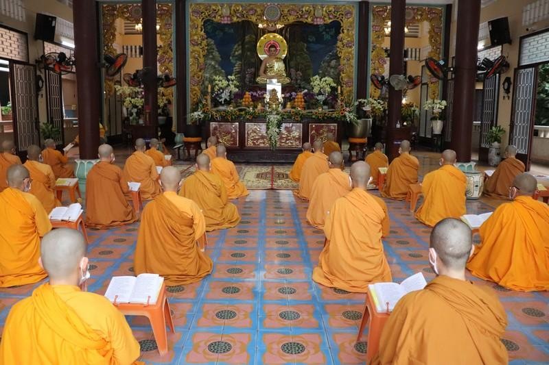 Chư Ni thời tụng kinh, hành thiền để cúng dường công đức tu học dâng lên Đức Tổ sư Chư Ni thời tụng kinh, hành thiền để cúng dường công đức tu học dâng lên Đức Tổ sư