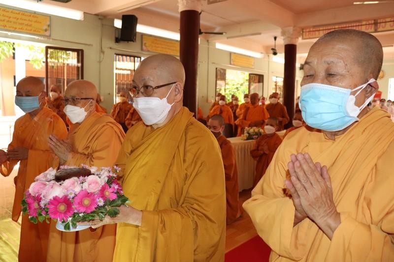 Chư Ni Hệ phái Khất sĩ dâng hoa tưởng niệm Đức Tổ sư Minh Đăng Quang Chư Ni Hệ phái Khất sĩ dâng hoa tưởng niệm Đức Tổ sư Minh Đăng Quang