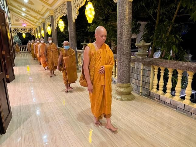 Chư Tăng hành thiền trong khóa tu Chư Tăng hành thiền trong khóa tu