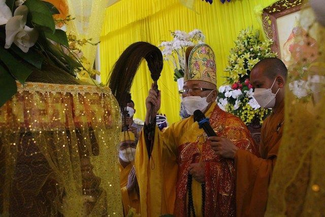 Hòa thượng Thích Liễu Giải cử hành lễ phất trần Hòa thượng Thích Liễu Giải cử hành lễ phất trần