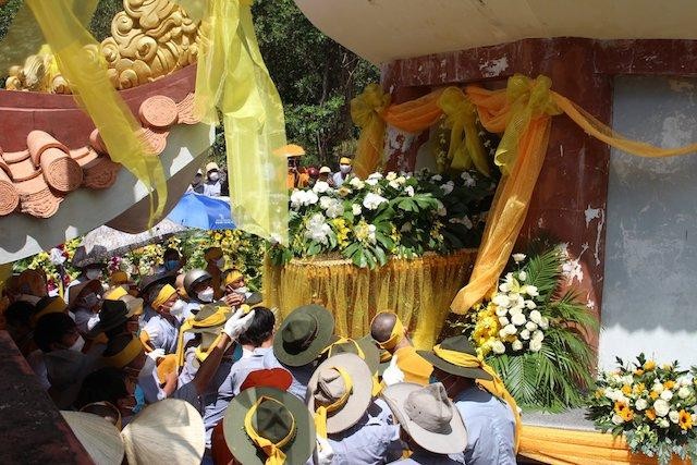 Kim quan Hòa thượng nhập bảo tháp tại khuôn viên chùa Linh Sơn Kim quan Hòa thượng nhập bảo tháp tại khuôn viên chùa Linh Sơn