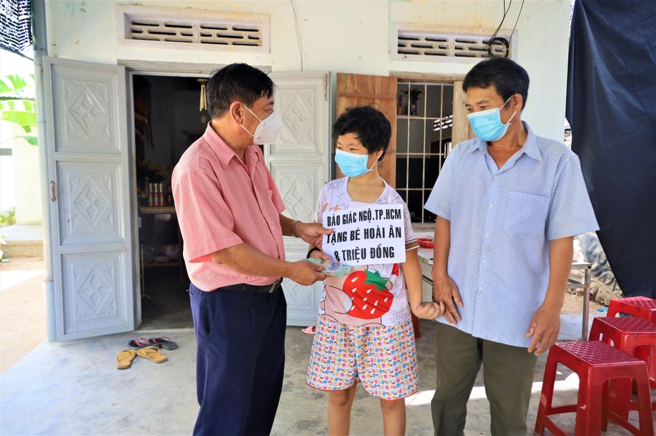 Ông Trần Công Thi, CTV của Báo Giác Ngộ trao tiền cho gia đình bé Ân hôm 6-3 Ông Trần Công Thi, CTV của Báo Giác Ngộ trao tiền cho gia đình bé Ân hôm 6-3