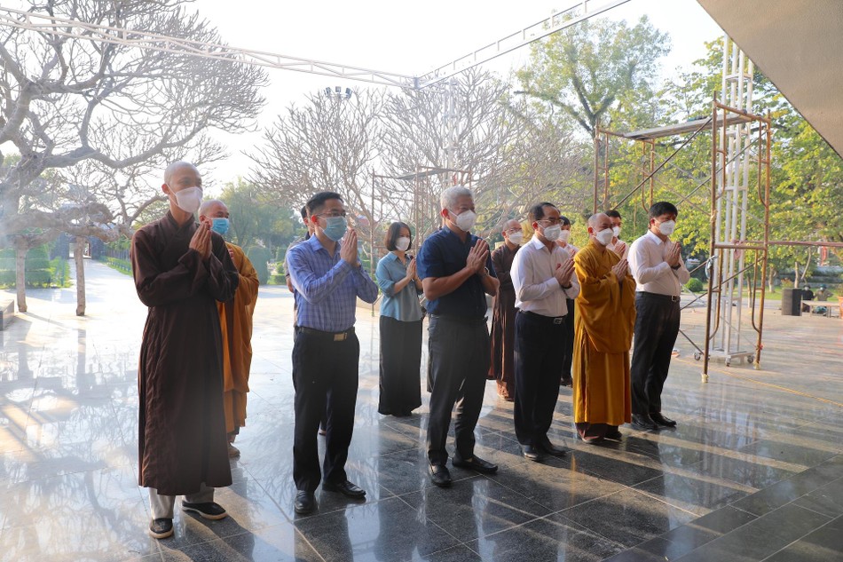 Đoàn thắp hương các anh hùng Liệt sỹ tại Nghĩa trang Liệt sỹ Quốc gia A1 Đoàn thắp hương các anh hùng Liệt sỹ tại Nghĩa trang Liệt sỹ Quốc gia A1