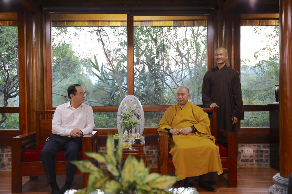 Thượng toạ Thích Đức Thiện tiếp thân mật ông Vũ Chiến Thắng Thượng toạ Thích Đức Thiện tiếp thân mật ông Vũ Chiến Thắng