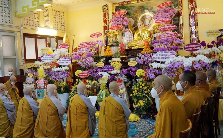 Đại diện chư Ni nêu đôi nét hành trạng và dâng lời tưởng niệm Đức Thánh Tổ Ni Đại Ái Đạo Đại diện chư Ni nêu đôi nét hành trạng và dâng lời tưởng niệm Đức Thánh Tổ Ni Đại Ái Đạo