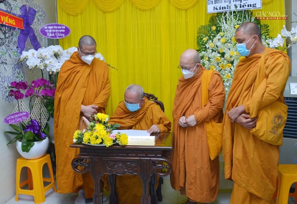 Thượng tọa Thích Minh Hóa viết sổ tang lưu niệm