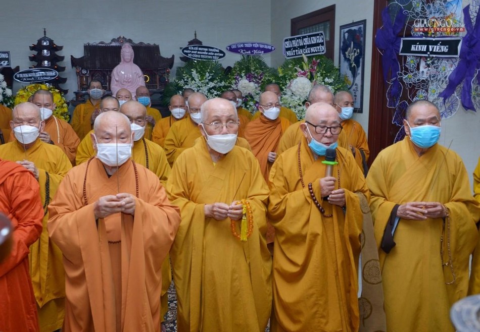 Chư tôn đức Hội đồng Chứng minh, Hội đồng Trị sự niêm hương tưởng niệm cư sĩ Tống Hồ Cầm