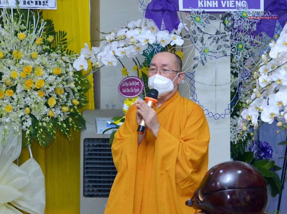 Thượng tọa Thích Đạt Đức, đại diện Ban Tổ chức Lễ tang tri ân chư tôn đức Ban Thường trực, các ban chuyên môn Phật giáo TP.HCM đã đến viếng tang