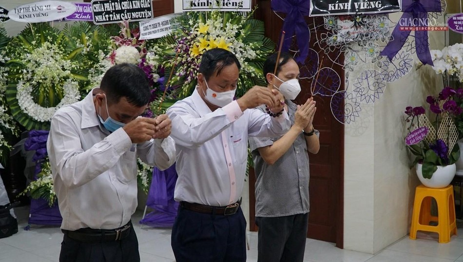 Ông Trà Quang Thanh cùng thành viên đoàn Ban Tôn giáo Chính phủ dâng hương tưởng niệm