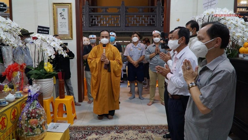 Đoàn Ban Tôn giáo Chính phủ cầu nguyện trước Linh đài cư sĩ Tống Hồ Cầm