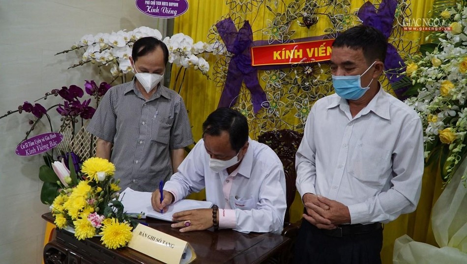 Ông Trà Quang Thanh viết sổ tang lưu niệm, chia buồn cùng gia quyến