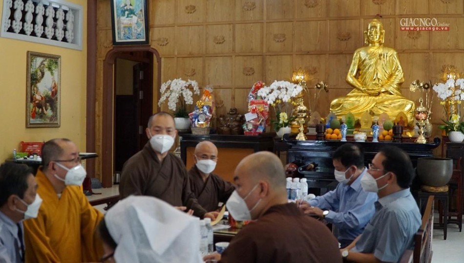 Thượng tọa Thích Quang Thạnh đóng góp ý kiến cho chương trình buổi lễ truy niệm